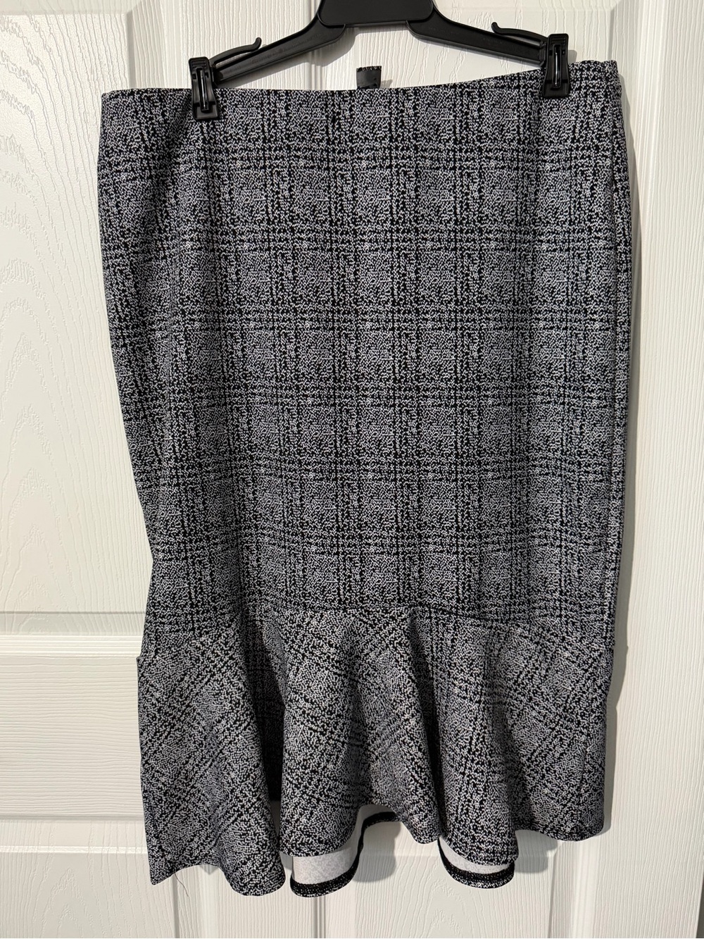 Plaid Peplum Pencil Skirt in Black and White